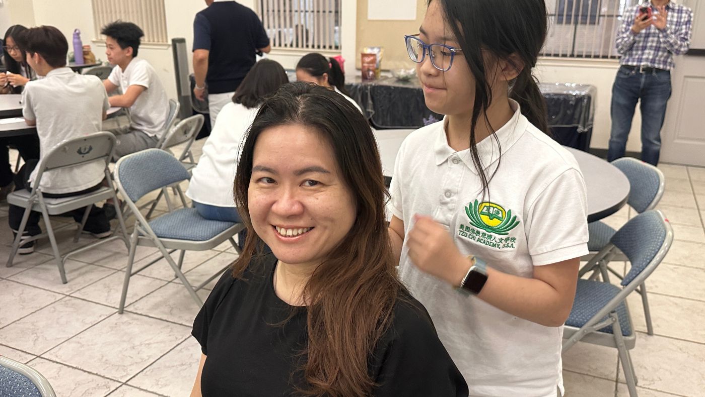 浴佛典禮之後，休士頓人文學校有母親節活動，孩子們為媽媽擦護手霜及按摩。攝影／趙甫錡