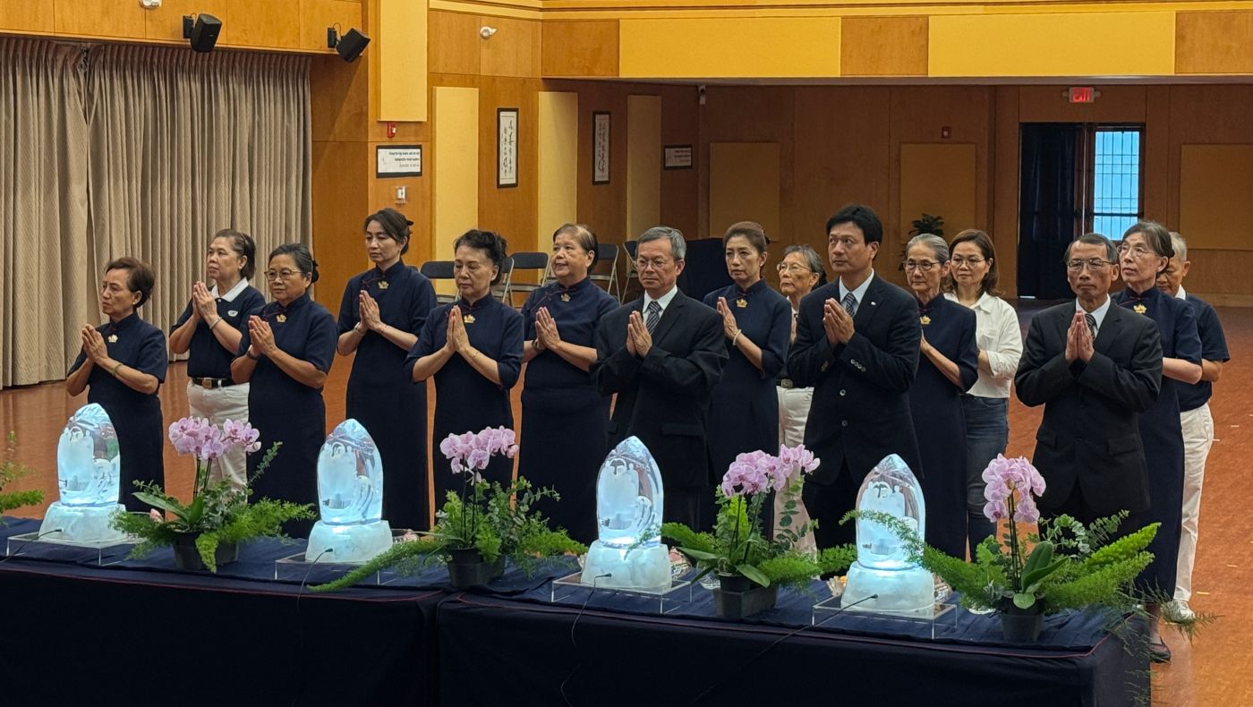 德州分會志工們在靜思堂與全球慈濟人同步連線浴佛。攝影／許維真