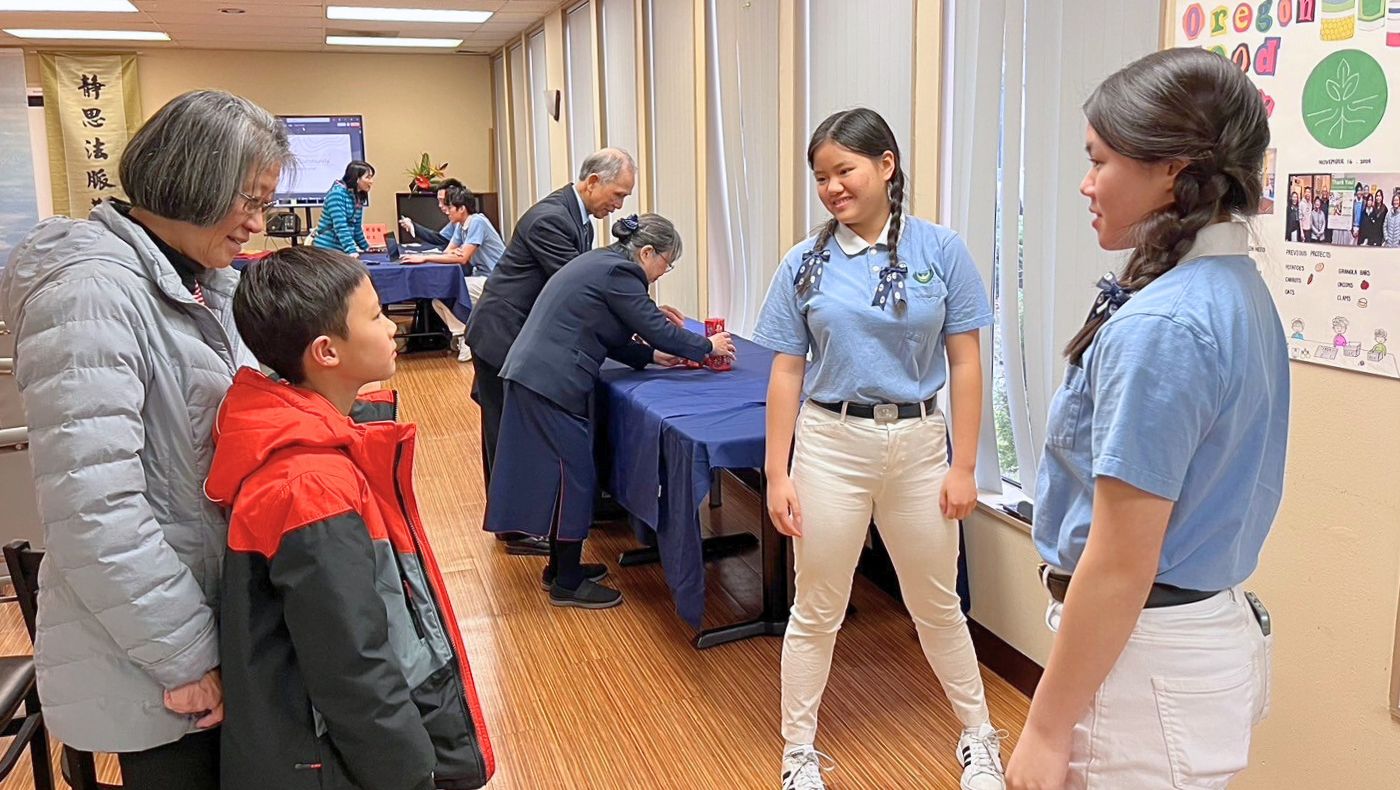 慈少分享他們參與社區服務的經驗，介紹服務過程與心得。圖片來源／慈濟波特蘭聯絡處