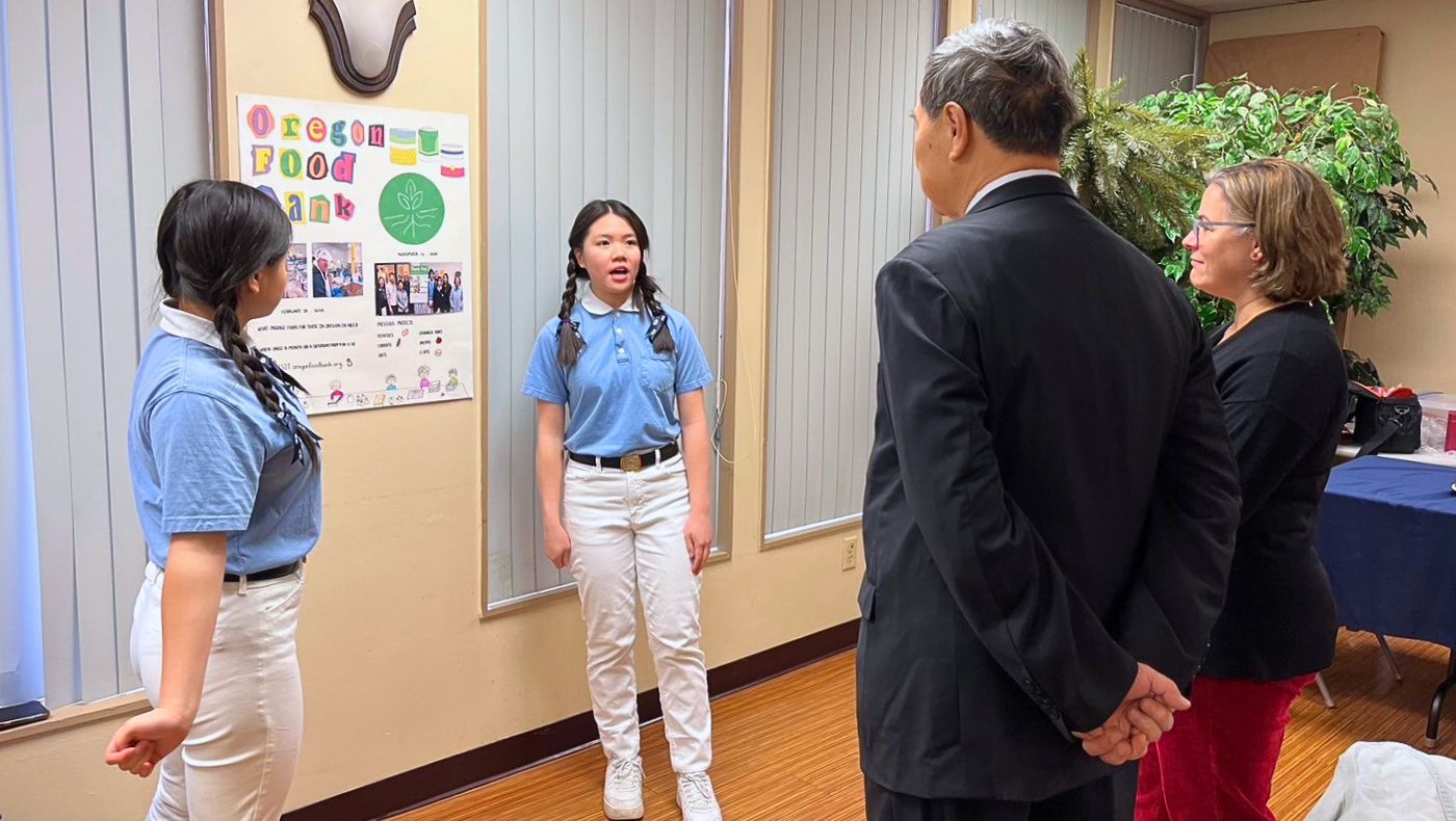 慈少分享他們參與社區服務的經驗，介紹服務過程與心得。圖片來源／慈濟波特蘭聯絡處