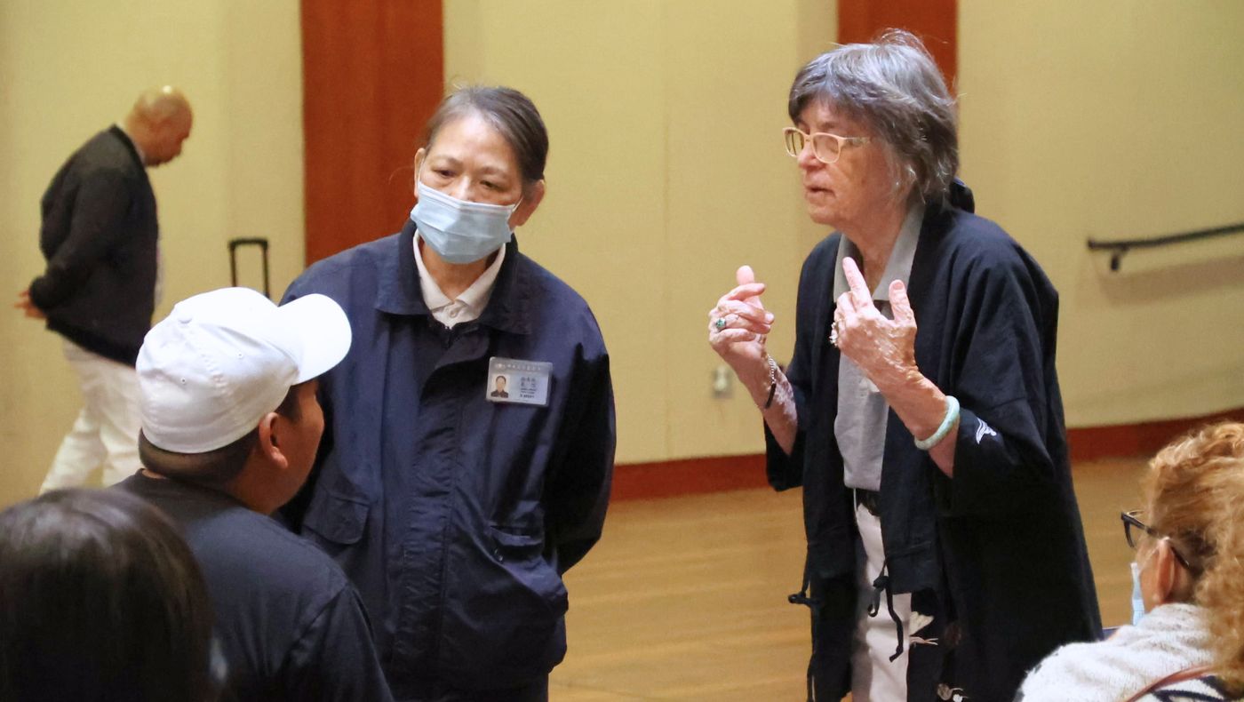 Volunteer Sharon Li (right) helps at the clinic by translating Spanish. Photo/Kitty Lu