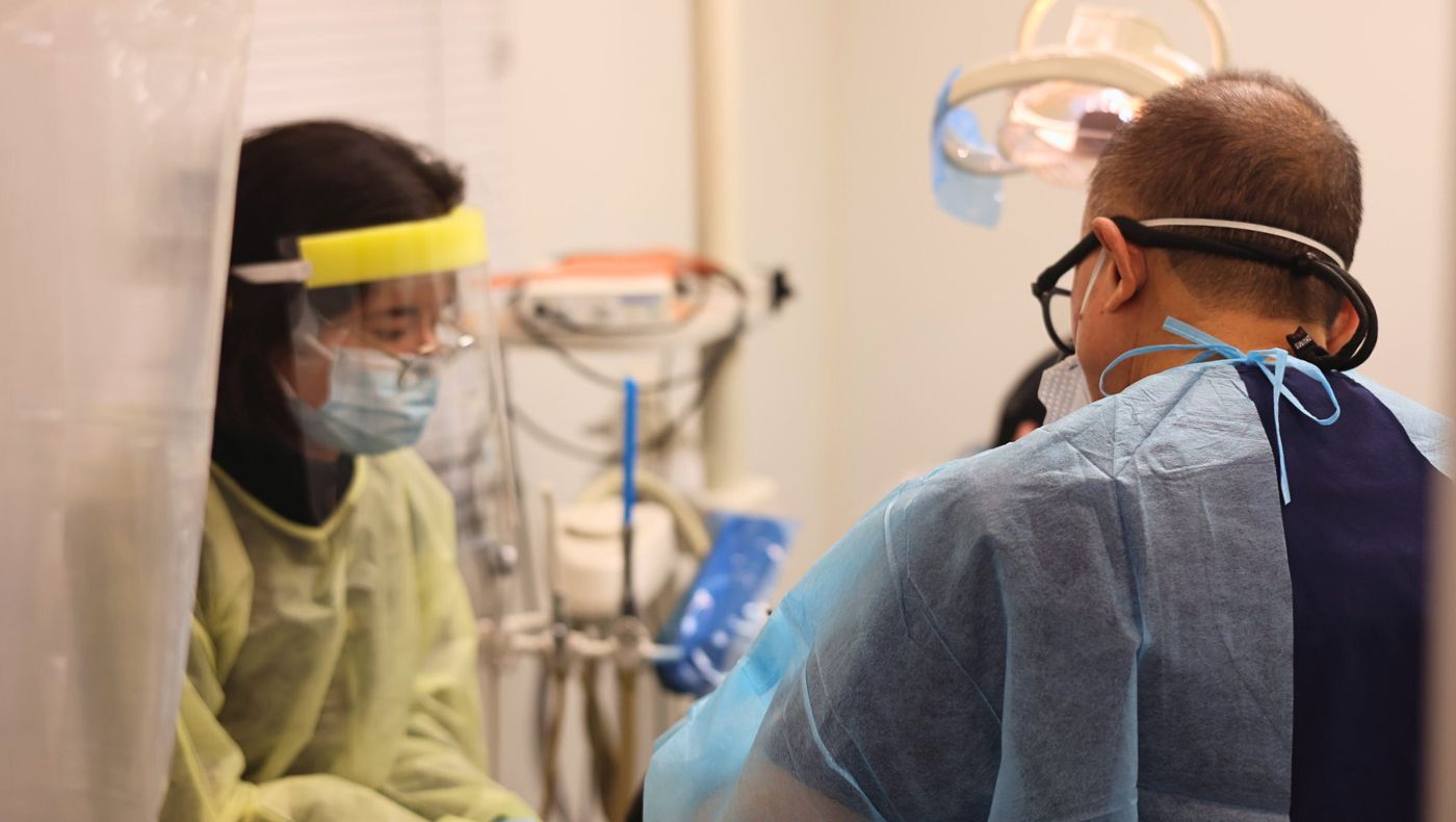 Volunteers and medical professionals work efficiently inside the Tzu Chi Dental Mobile Clinic. Photo/Kitty Lu