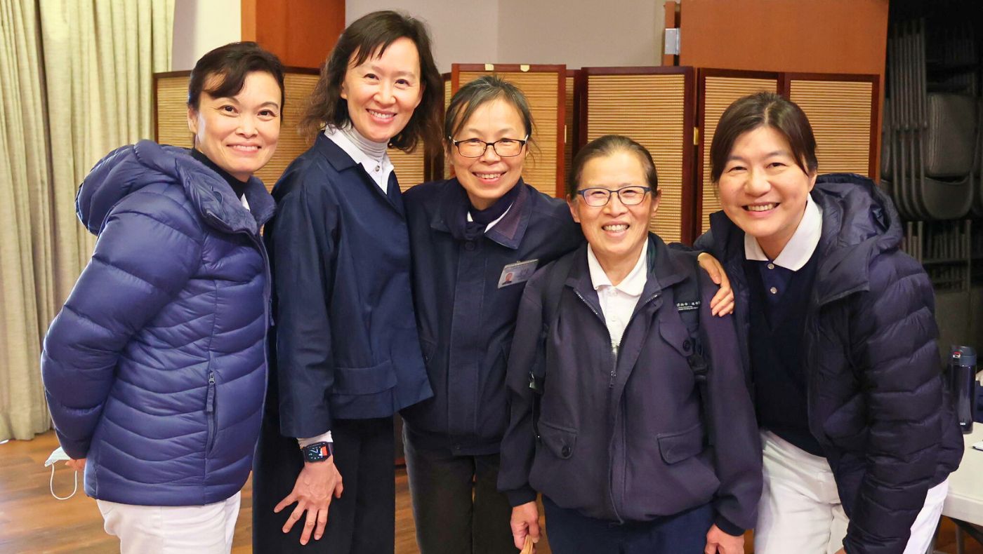 Volunteers and healthcare professionals at the clinic gather for a photo commemorating the event. Photo/Kitty Lu