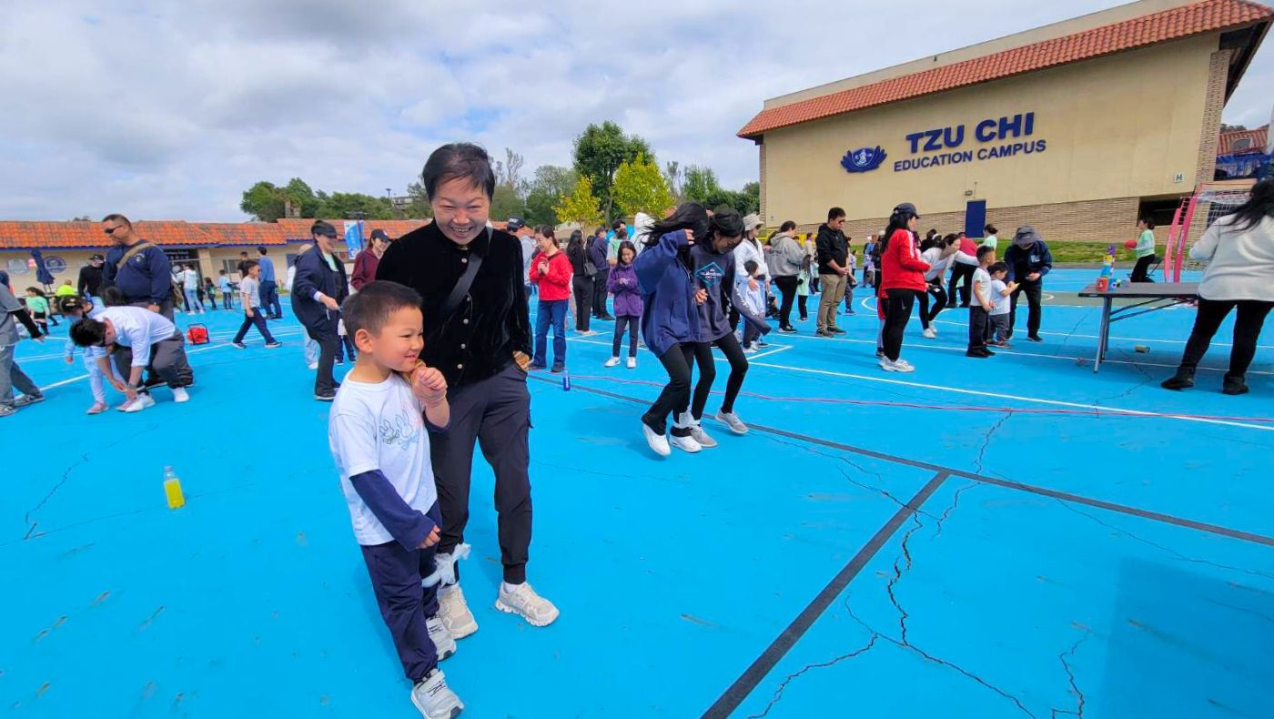 在「兩人三足」遊戲中，家長鼓勵孩子勇敢踏出腳步。攝影／蔡怡暄