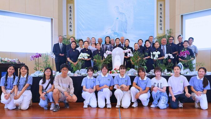 凤凰城浴佛典礼 沙漠中共沐法雨