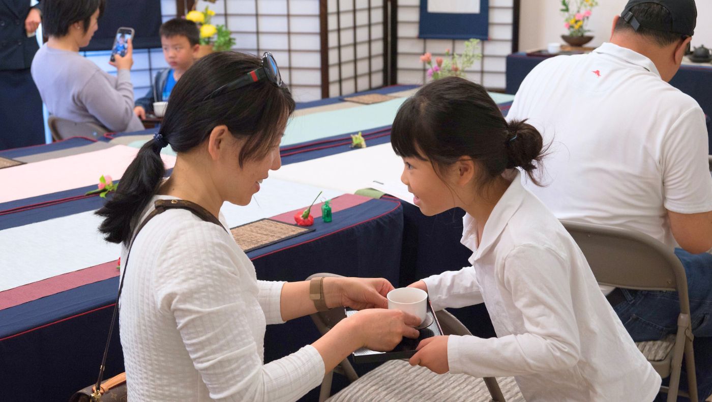 「親子奉茶」孩子學習學習如何奉茶，表達對父母的孝心。攝影／朱文廣