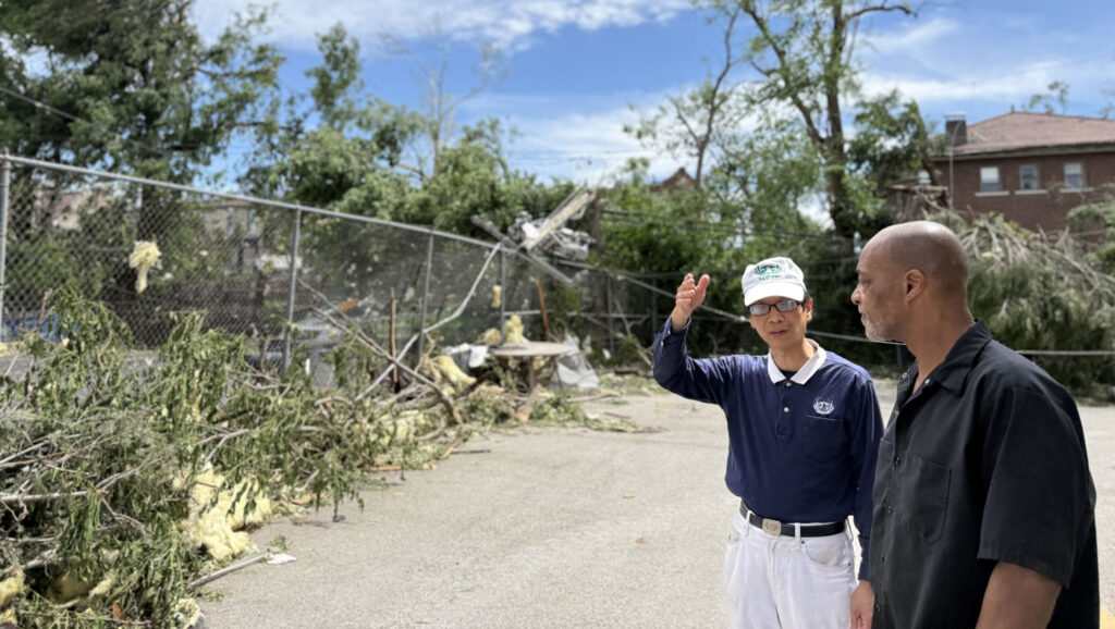 Voluntarios de Tzu Chi escuchan con atención a los sobrevivientes de la tormenta y les ofrecen apoyo con compasión y solidaridad. Foto/Cortesía del Centro de Servicios Tzu Chi St. Louis.