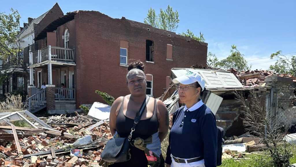 Voluntarios de Tzu Chi se reunen con sobrevivientes del desastre que limpiaban los escombros de sus casas. Foto/Cortesía del Centro de Servicio Tzu Chi St. Louis.