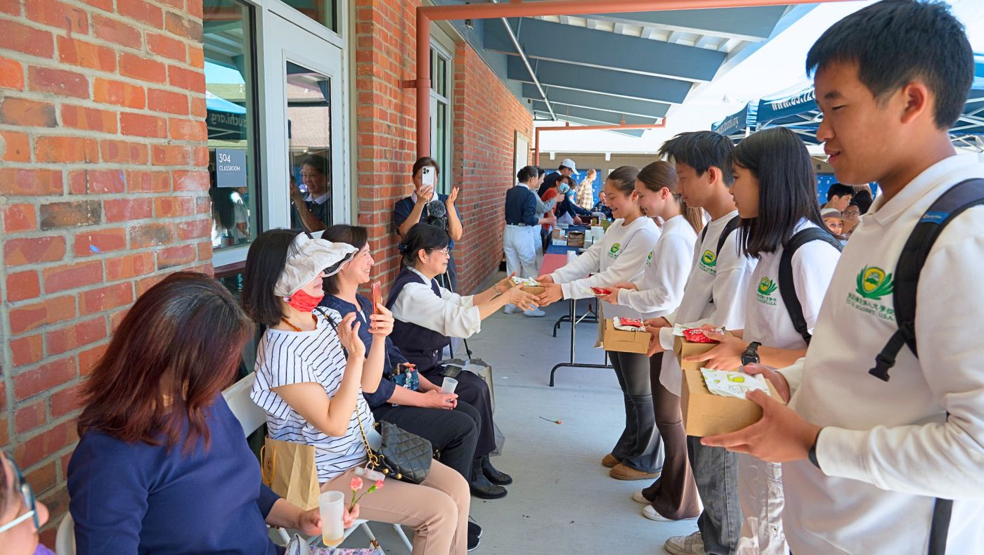 孩子們向親人恭敬獻上一杯溫茶與一句「感恩您！」。攝影／朱文廣