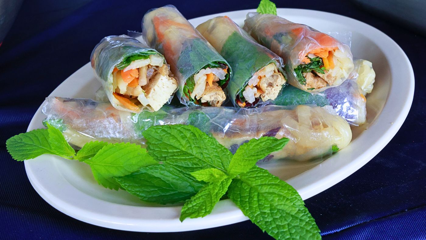 志工在現場示範越南捲與墨西哥捲的素食料理，參與者不僅試吃，更學會如何將簡單食材轉化為健康美味。攝影／駱淑麗