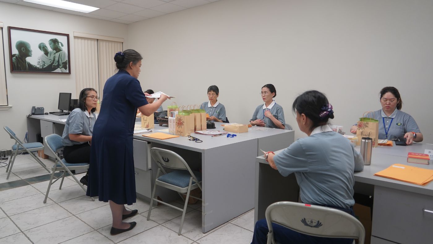 典禮之前的前置作業，校長帶著老師們一起完成。攝影／葉晉宏