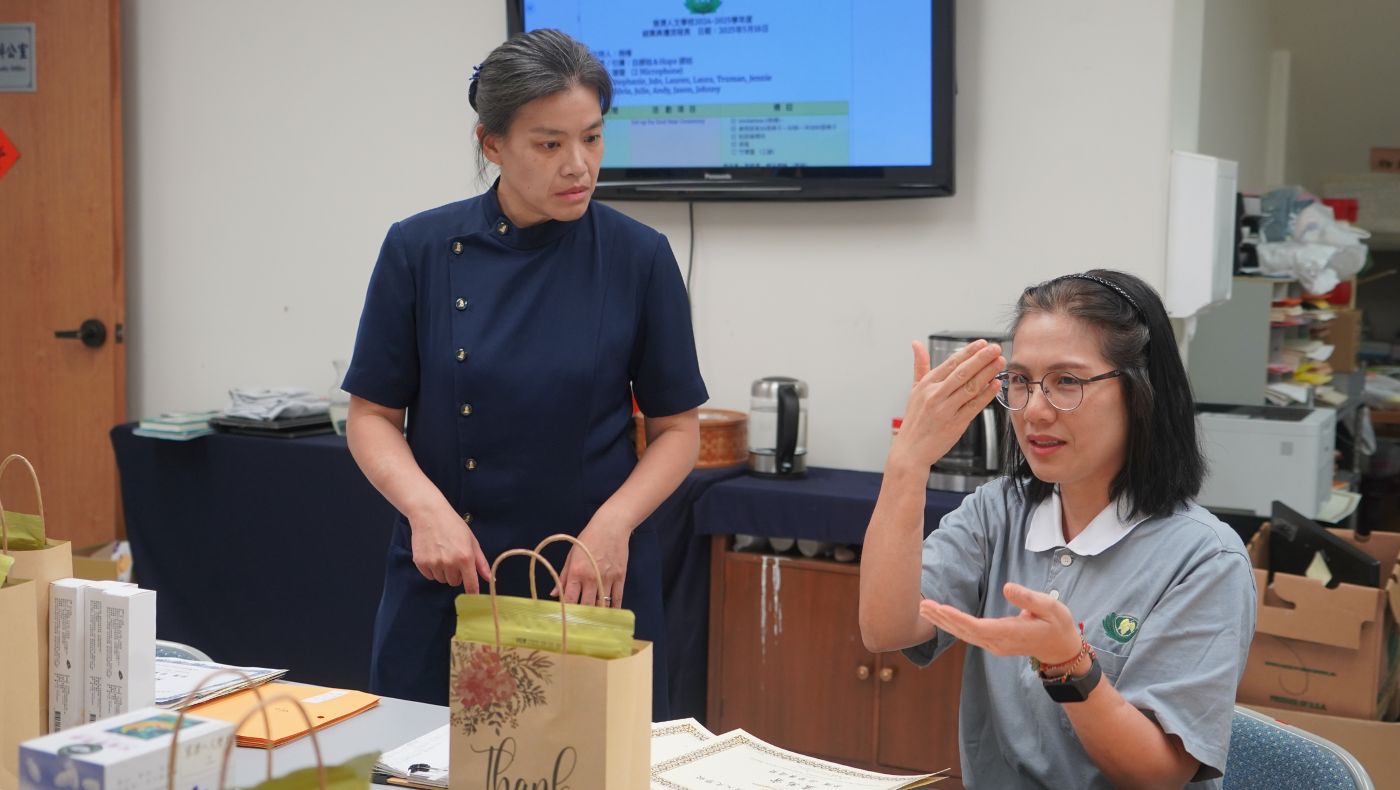 典禮之前的前置作業，校長帶著老師們一起完成。攝影／葉晉宏