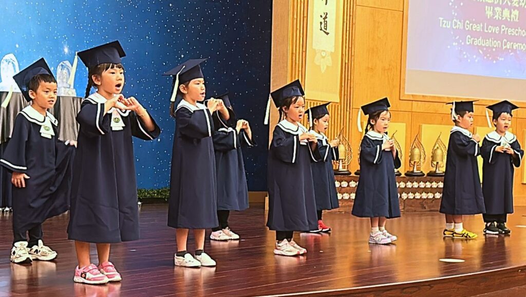 畢業生小朋友表演的律動歌曲《給我一個擁抱》贏得滿堂喝采。攝影/趙甫錡