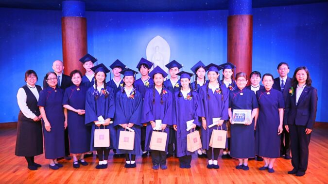 La hermosa ceremonia de graduación de los estudiantes de Tzu Chi