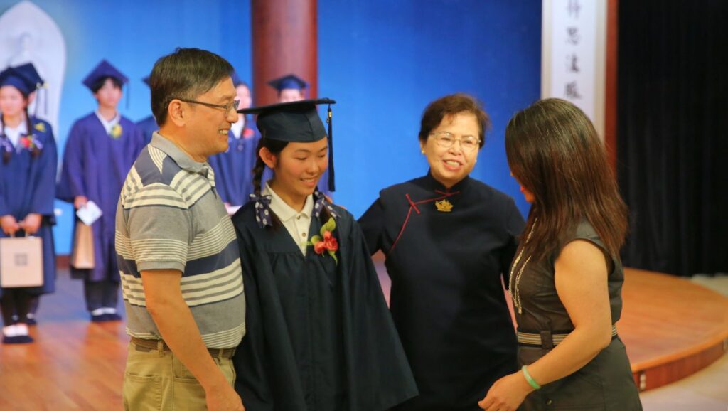 北校校長黃蕙媺將畢業生王家瑩交付給家長王鼎中、張怡慧。攝影／吳世杰