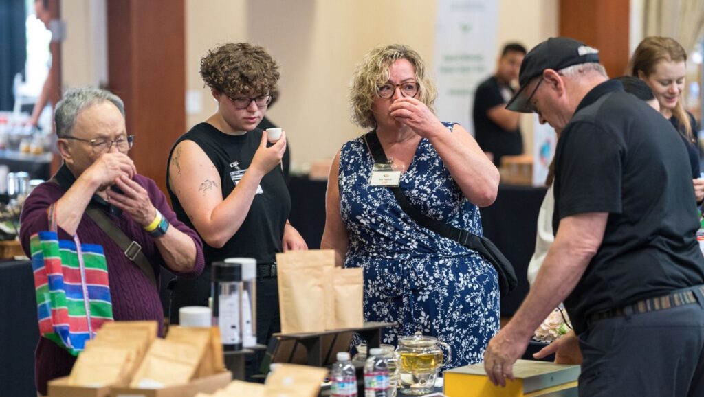 Tea merchants introduce the unique qualities of each tea variety, offer tastings, and help deepen participants’ appreciation for tea. Photos/Pohan Chen and C.M. Yung