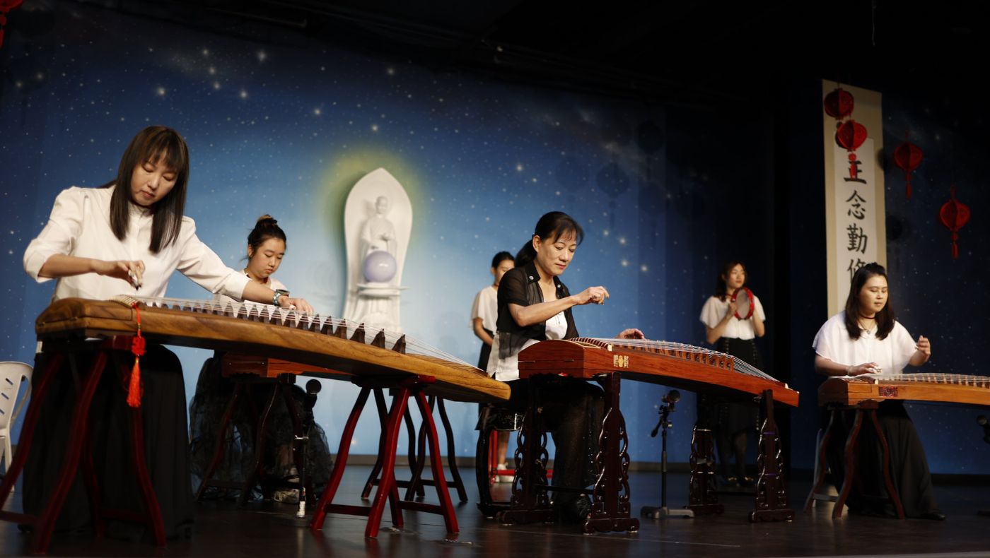 現場安排古箏演奏，讓來賓在品茗之餘，也能沉浸於雅樂與靜動合一的氛圍中。攝影 / 呂宛潔