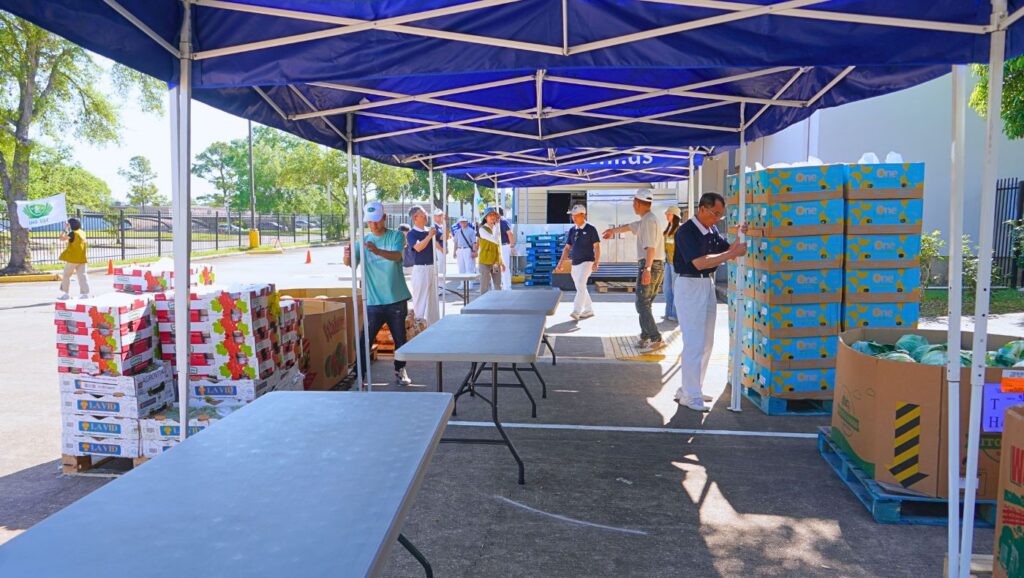 La delegación de Tzu Chi en Texas colabora con el Banco de Alimentos de Houston en la distribución periódica de alimentos, cada una de las cuales requiere un gran equipo de voluntarios dedicados. Foto/Luca Yeh