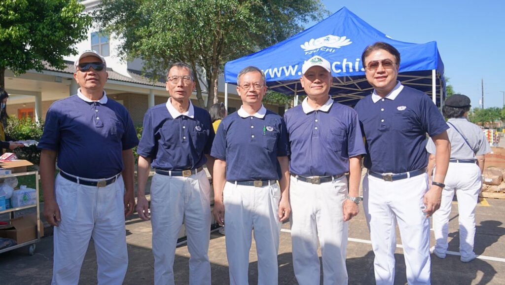Voluntarios de Tzu Chi posan para una foto de grupo. Foto/Luca Yeh