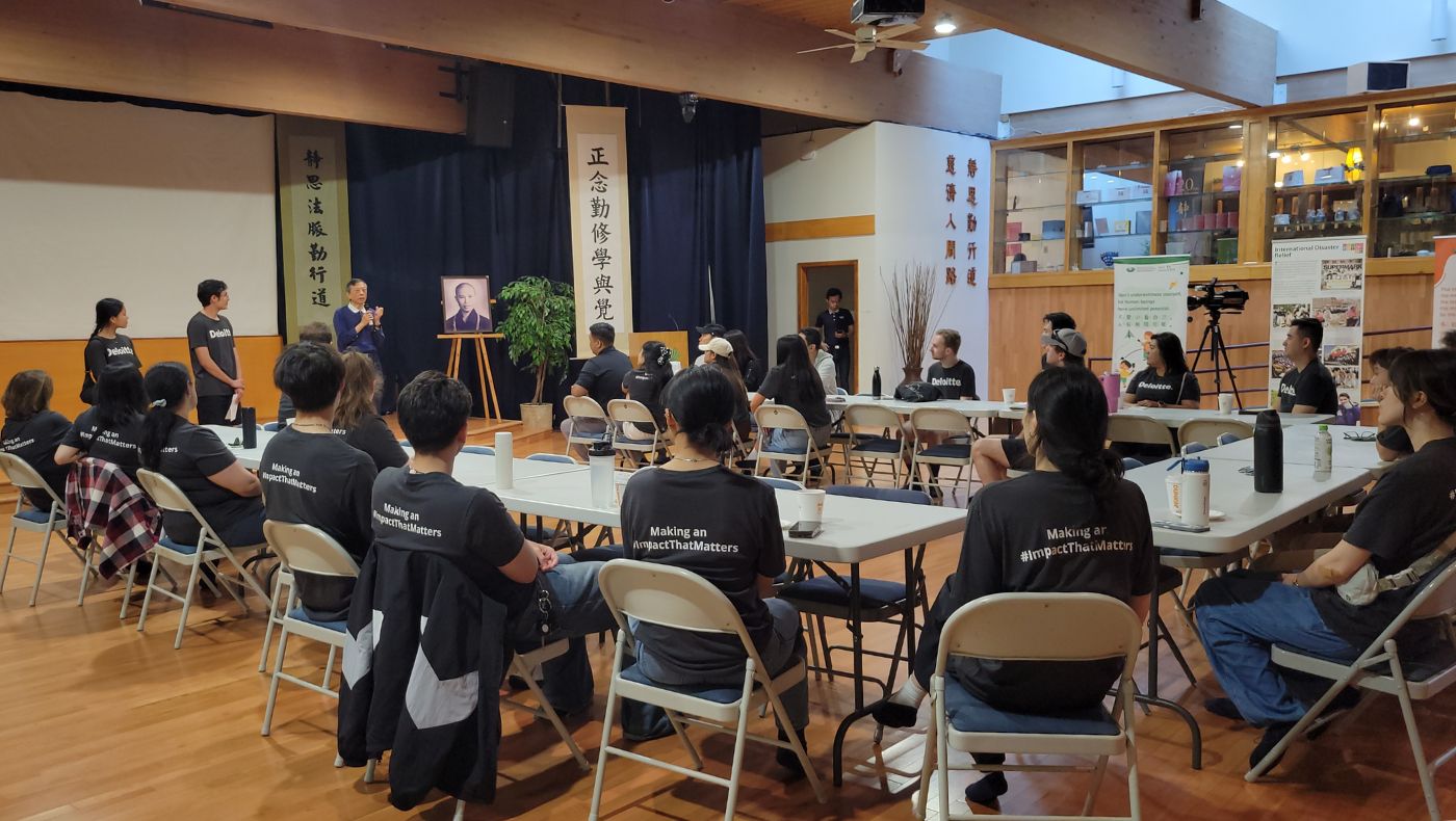慈濟華府分會執行長季正杭向德勤志工講解慈濟的故事。攝影／蔡蕙菁