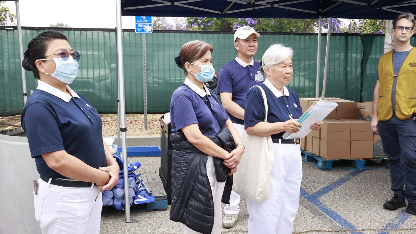 年初在洛杉磯山火中失去家園的吳如真也帶著歡喜心來為社區民眾服務，她負責志工的工作分配。攝影／駱淑麗