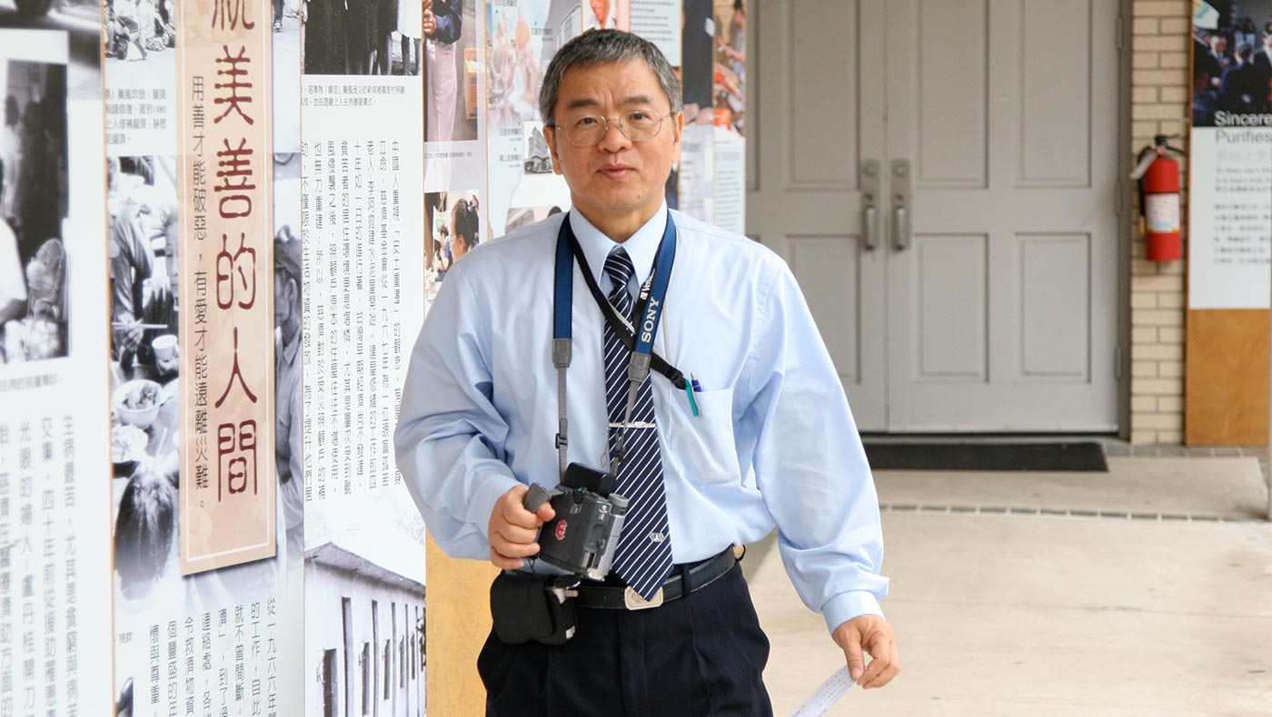 2007年12月15日，曾永忠在德州分會做三合一志工，走入人群、紀錄善行，以行動落實慈濟精神。圖片來源／曾永忠