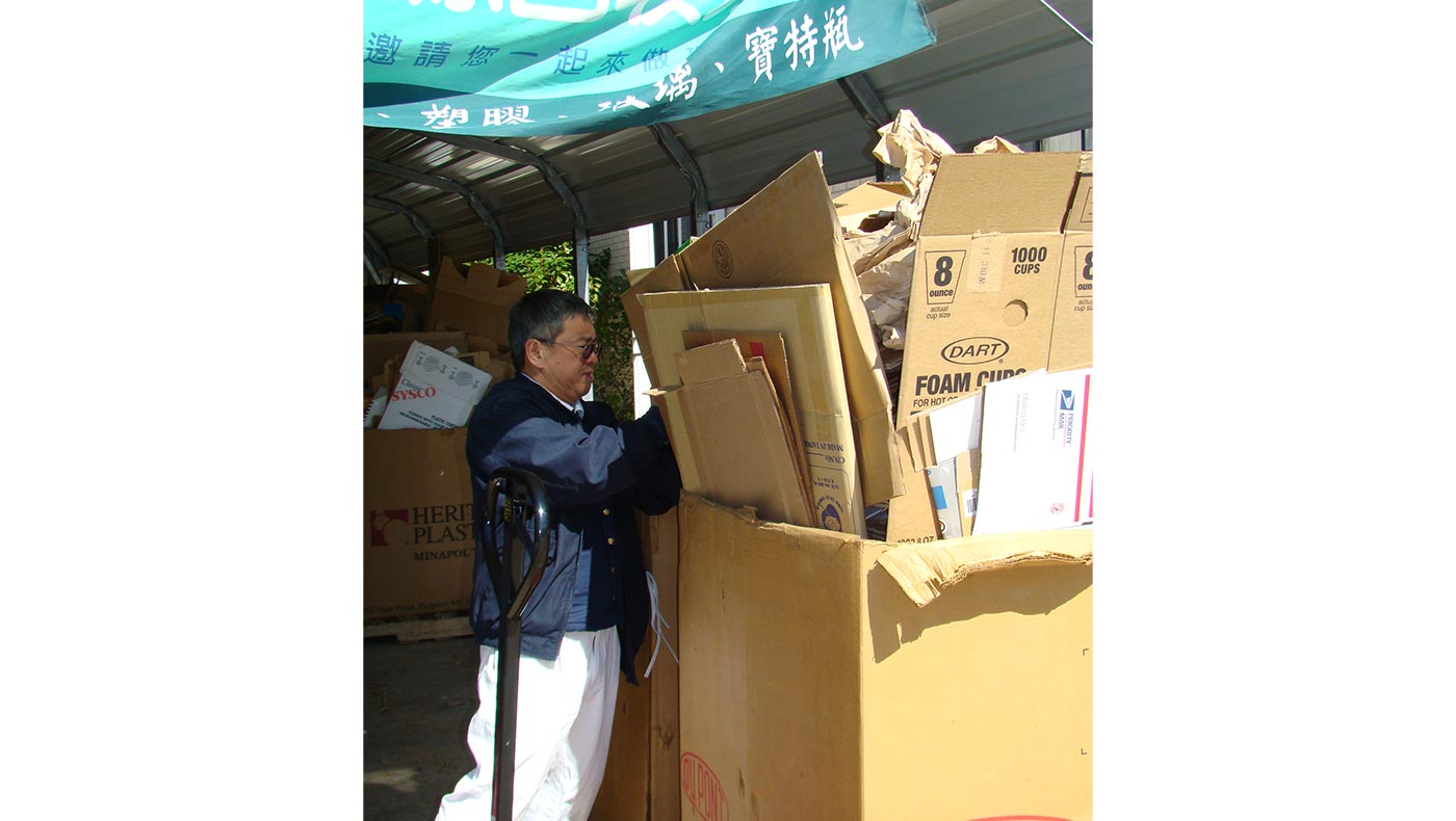 2007年2月1日，曾永忠在德州分會環保站親手分類紙箱，用實際行動實踐慈濟環保理念。圖片來源／曾永忠