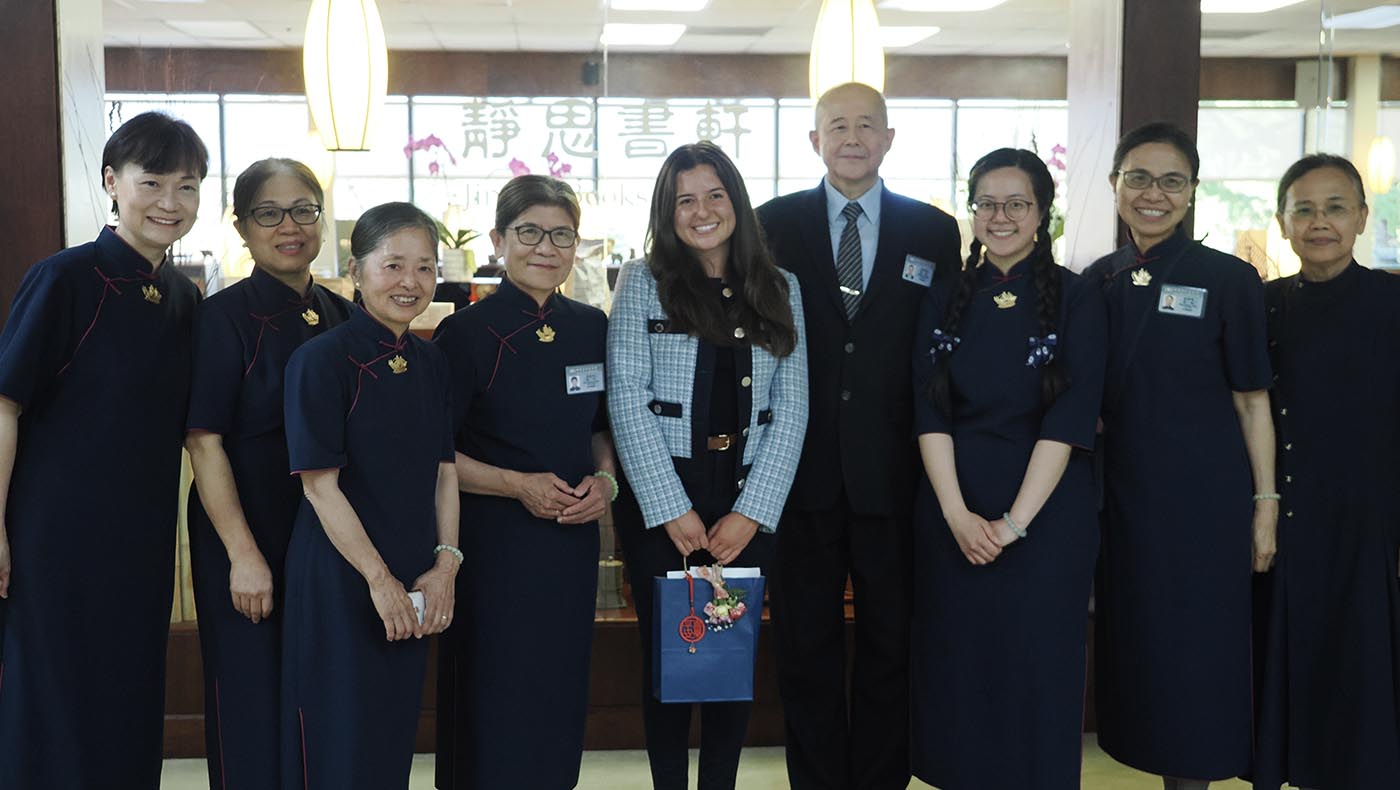 TzuChiUSA-NJ Scholarship Awards_0000_志工與連續得到獎學金的米莉亞・費達斯(Emilia Fedasz)祝福_廖述超