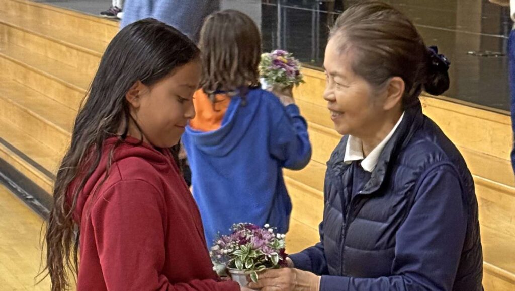 La Escuela de Arte Costaño, ubicada en East Palo Alto, California, celebra su primera ceremonia de premios por excelente asistencia. Fotos/Todd Yao