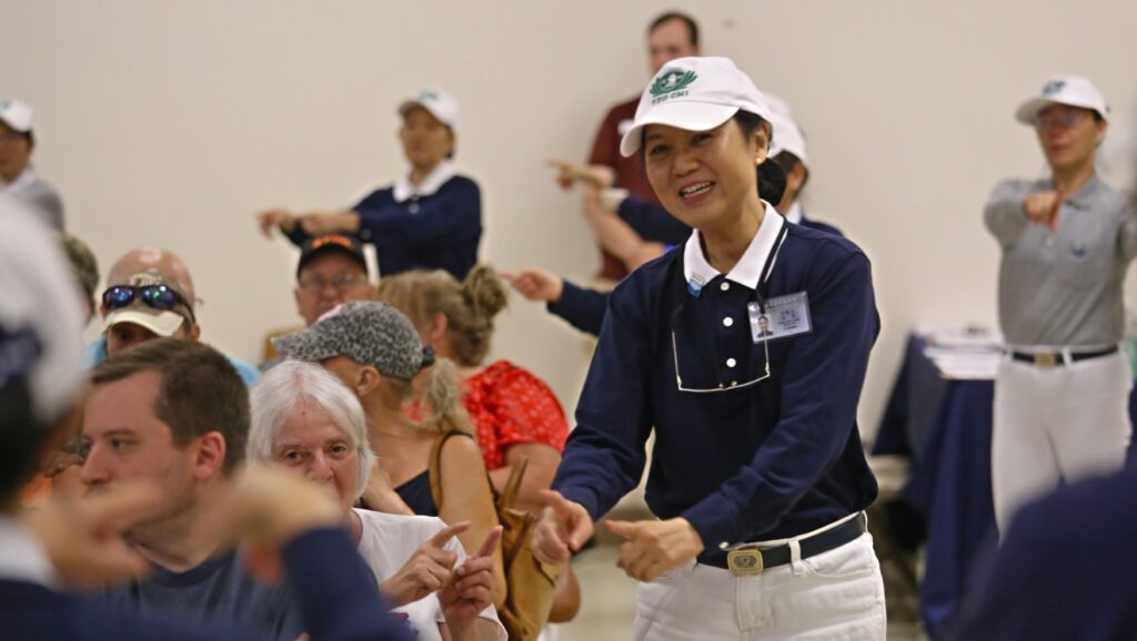 Voluntarios de Tzu Chi animan a los sobrevivientes a participar en “Una familia” en lengua de señas. Foto/Bornain Chiu.