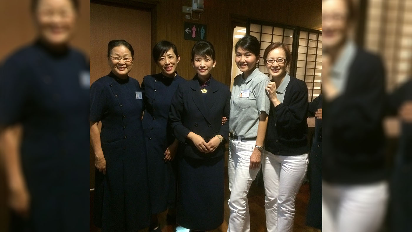 2014年，朱心如（右一）首次赴台参加茶花道研习营，与来自美国的志工一同学习人文礼仪，留下难忘回忆。图片来源／朱心如