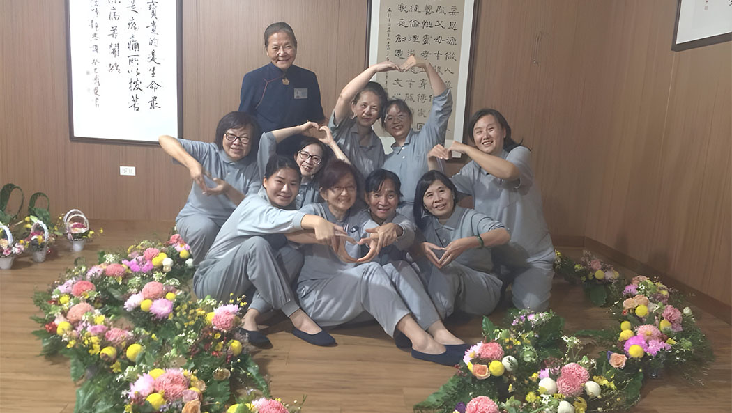 2014年，朱心如和慈济茶花道研习营学员的合影。图片来源／朱心如