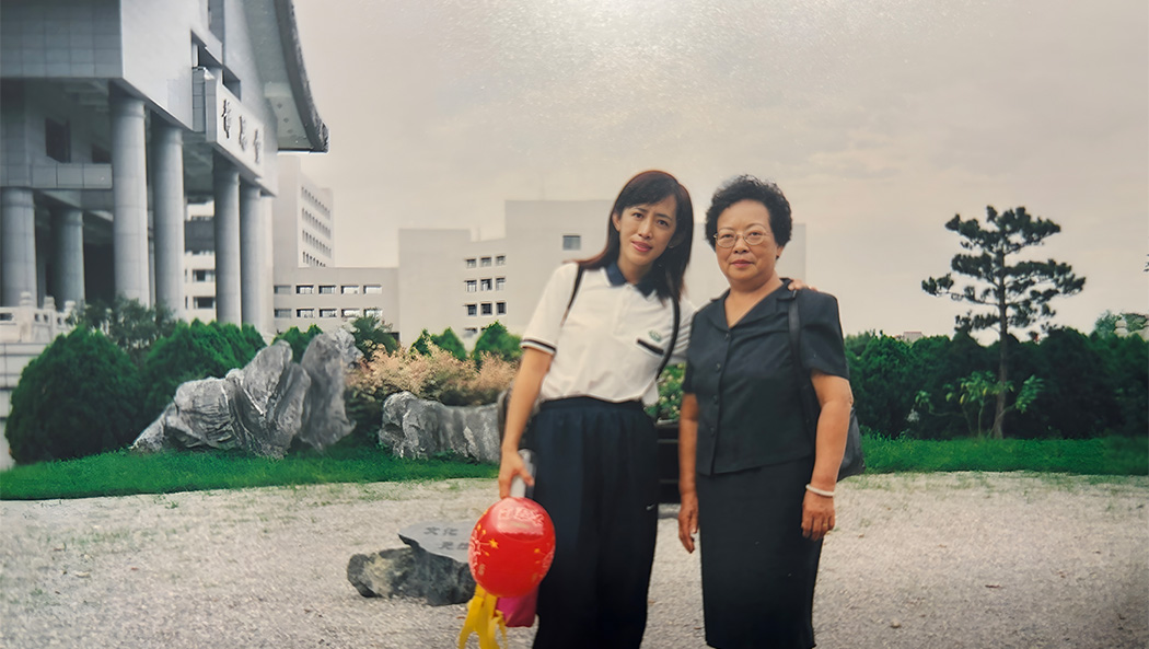施靜娟（左）在慈濟大學兼課期間，擔任兒童與家庭教育系課程設計教學，與同事在校園合影留念。圖片來源／施靜娟