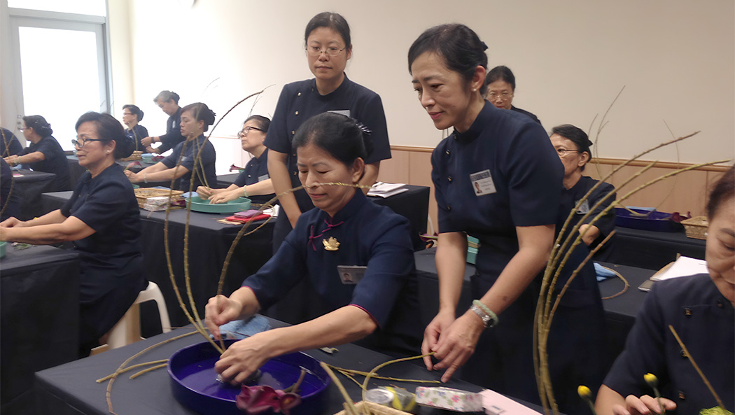 2016年，施靜娟帶領美國慈濟志工回台灣學習靜思花道。圖片來源／施靜娟