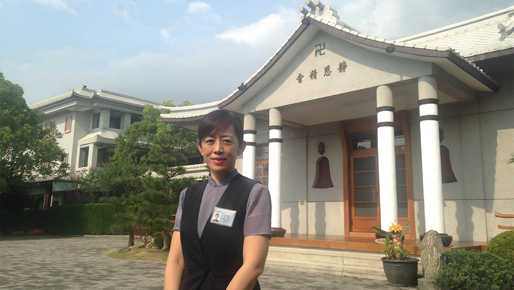 2015年四月，施靜娟於花蓮靜思精舍前留影，回到法脈源頭汲取精進的力量。