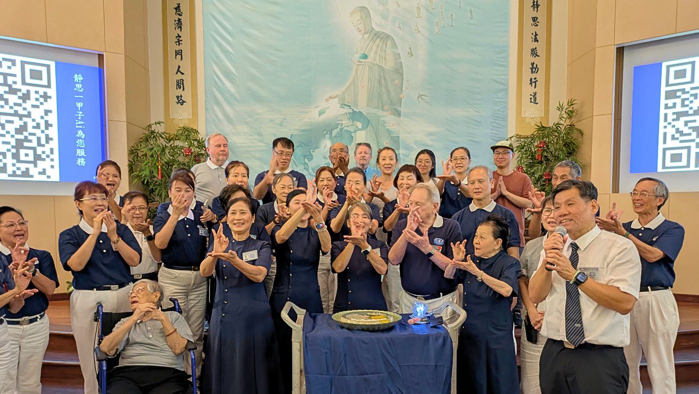 讀書會現場，志工們齊唱慈濟美國總會副執行長陳寶如作曲、作詞的《精舍永遠是菩薩的家》歌曲，想師之情油然而生。攝影／賴濟騰