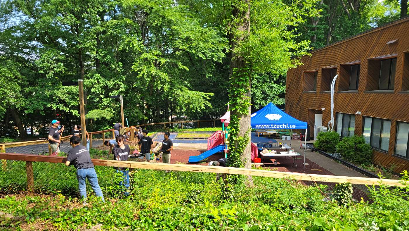 Deloitte volunteers work together to clean up the campus, putting corporate social responsibility into action. Photo/Wendy Tsai