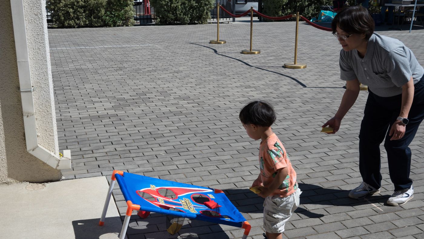 Los juegos desplegados en el interior y el exterior especialmente para los niños. Fotos/Wen Chu