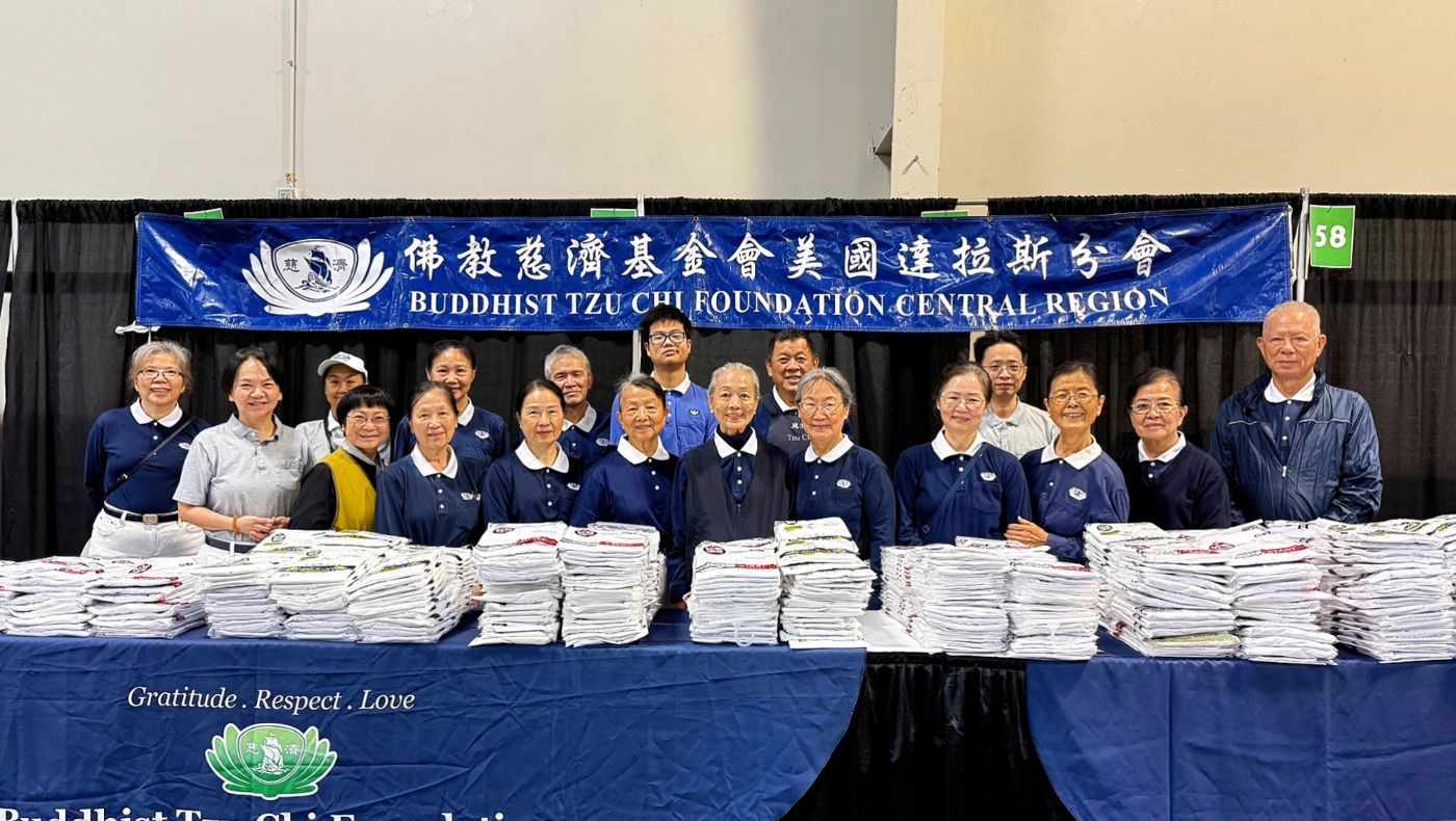 攤位布置好了之後，大家先為第22年的參與拍照留念。攝影／關爾