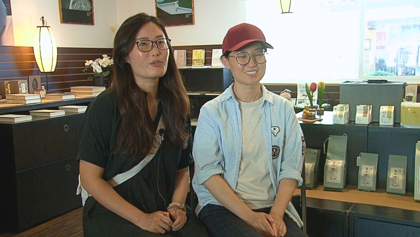 家長曾祥晨和姚佳利說孩子參加夏令營後收穫滿滿。圖片來源／慈濟美國教育基金會