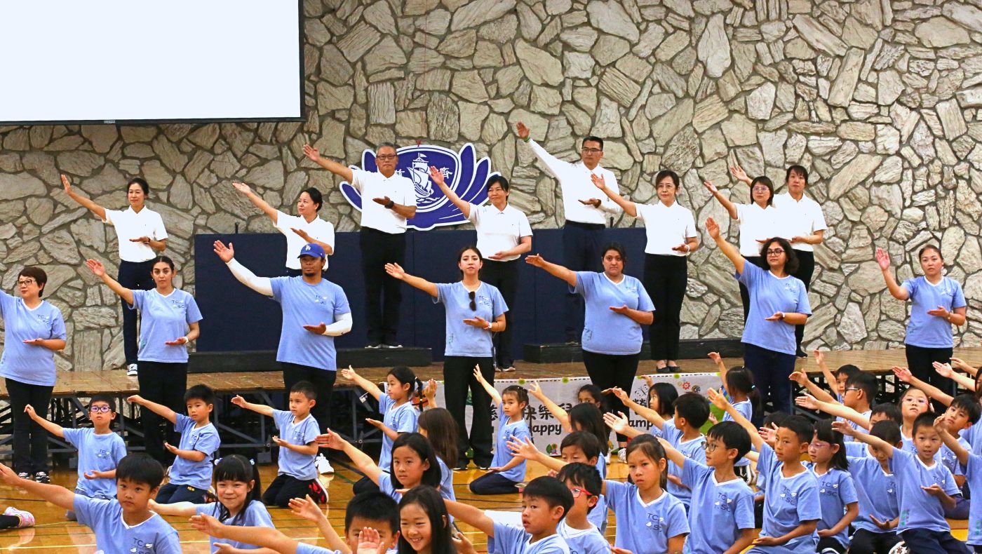 師生與志工帶領夏令營學員在圓緣典禮上，以手語表演傳遞愛與祝福。攝影／黃友彬