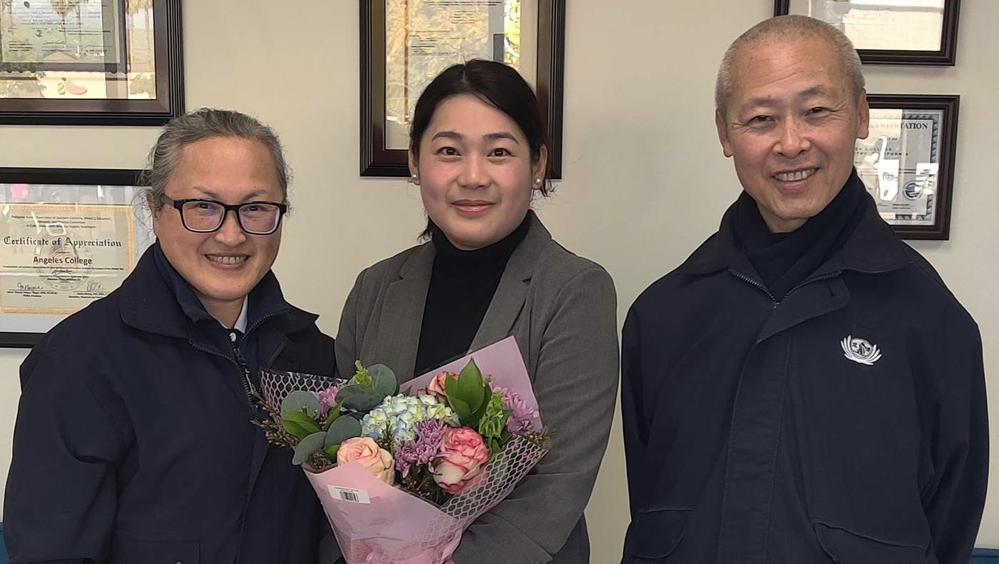 會員陳婉完成LVN護士學校學業，順利畢業，並與陳家璋、林孟茹夫婦合影留念。圖片來源／林孟茹