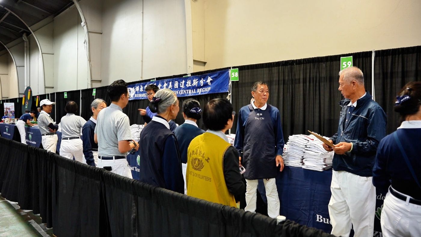 Volunteers reconfirmed everyone's responsibilities before the distribution began. Photo/Er Guan