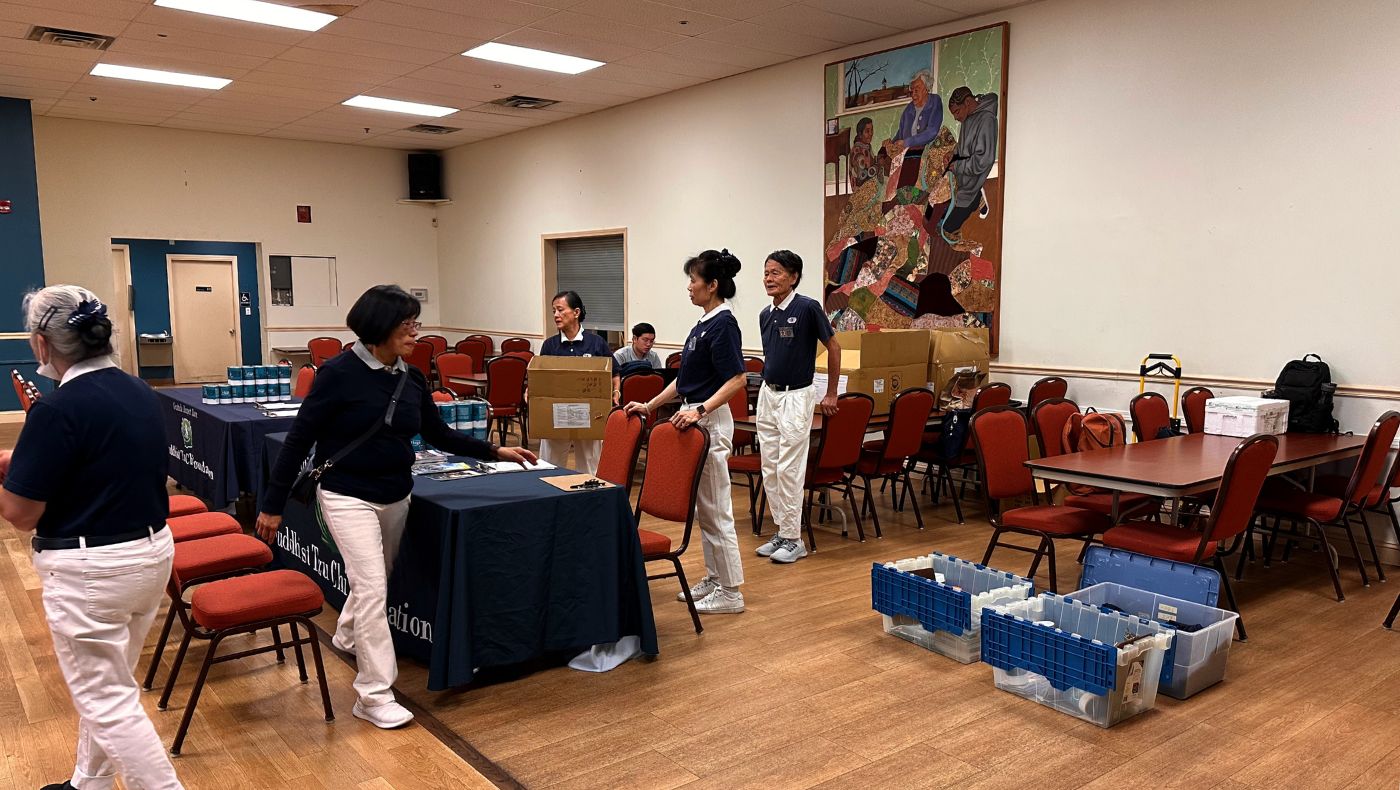 波士頓志工開始在勞倫斯市老人中心展開場地布置，做發放前準備。攝影／陳怡彤、林本結