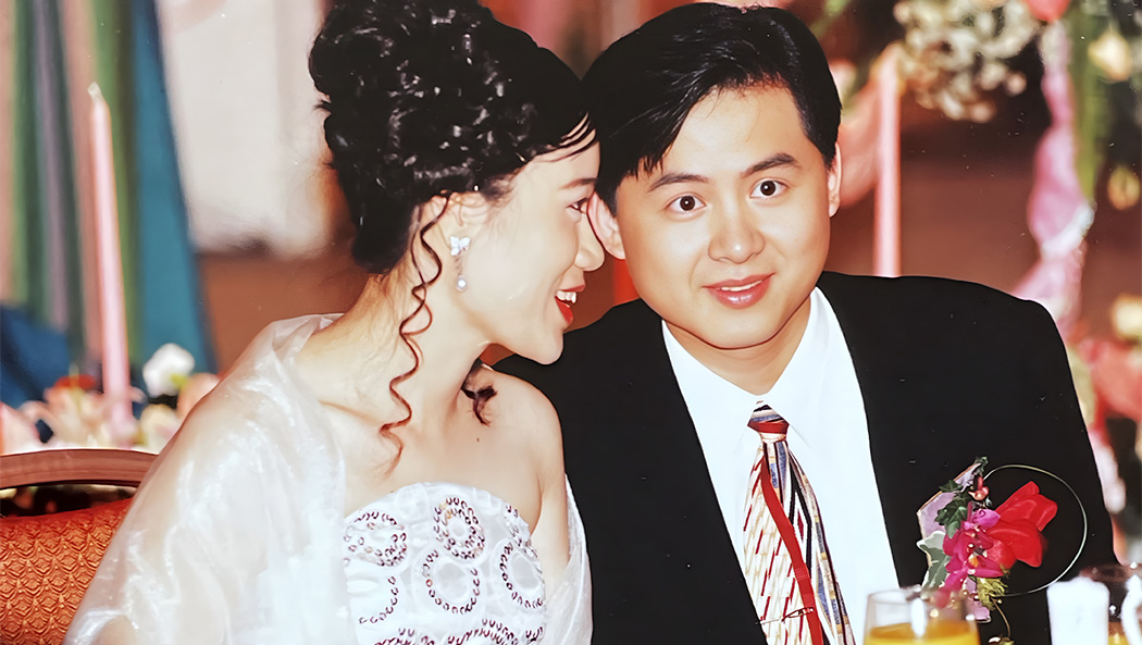 婚宴上，新人並肩而坐，洋溢著甜蜜與喜悅。圖片來源／鄧博仁