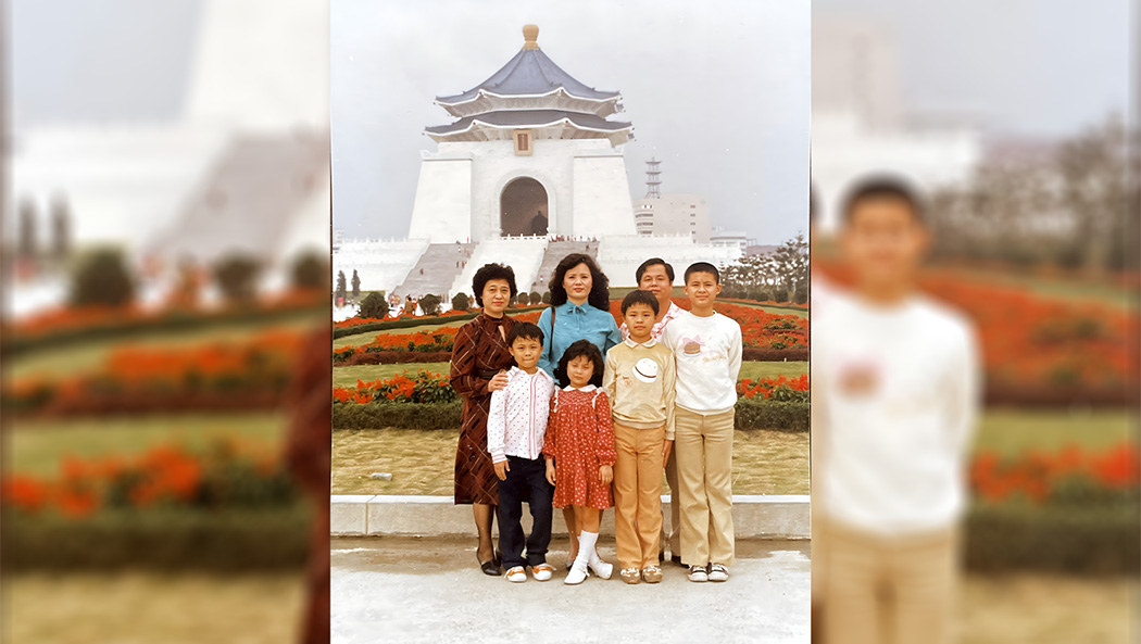 1981年，鄧博仁全家出國前於台北中正紀念堂合影。後排左側為鄧博仁父親的義母，同時也是姑姑王慈倫的養母。圖片來源／鄧博仁