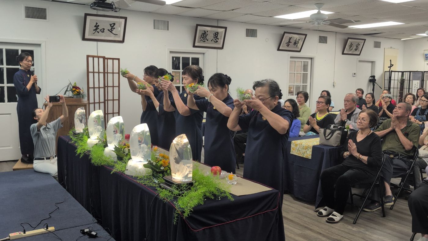 全體會眾合掌，融入莊嚴的獻供儀式中。攝影／陳宗坤