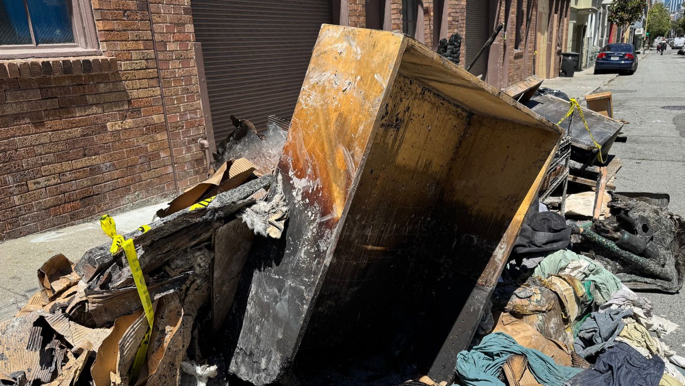 Los muebles destruidos por el fuego apilados en la calle. Foto/Renee Liu