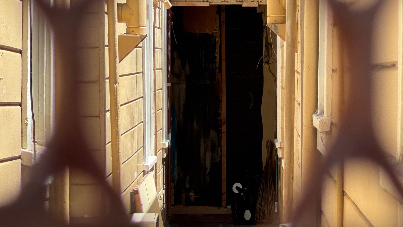 La parte trasera del pequeño edificio de apartamentos consumida por las llamas. Foto/Renee Liu