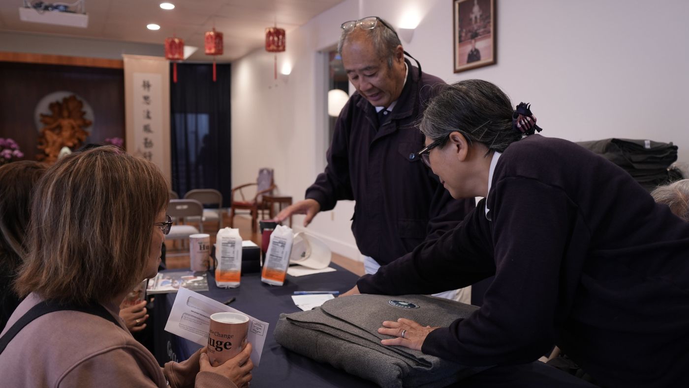 Los voluntarios distribuyen mantas ecológicas y alcancías de bambú de Tzu Chi a los supervivientes. Foto/Renee Liu
